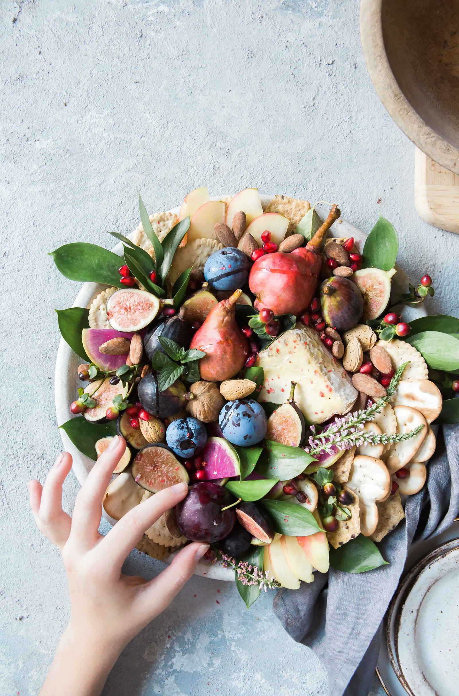 Assortiment de fruits frais dans un bol, source de fibres et de polyphénols pour le microbiote