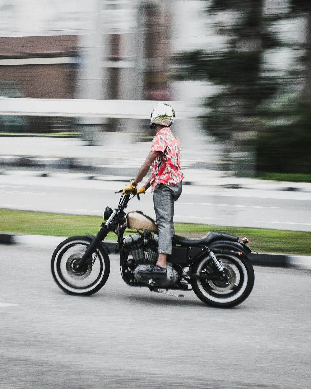 オートバイに乗る男の長時間露光写真
