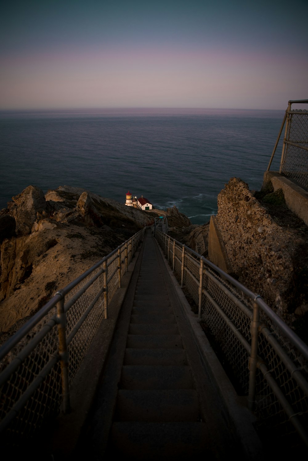 Torre perto do oceano