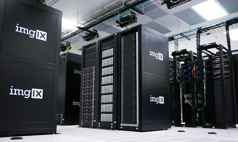 img IX mining rig all'interno della stanza bianca e grigia