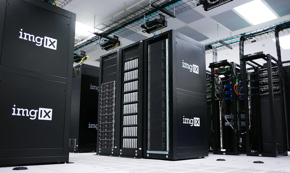 Infraestructura tecnológica con equipos de red y procesamiento de datos