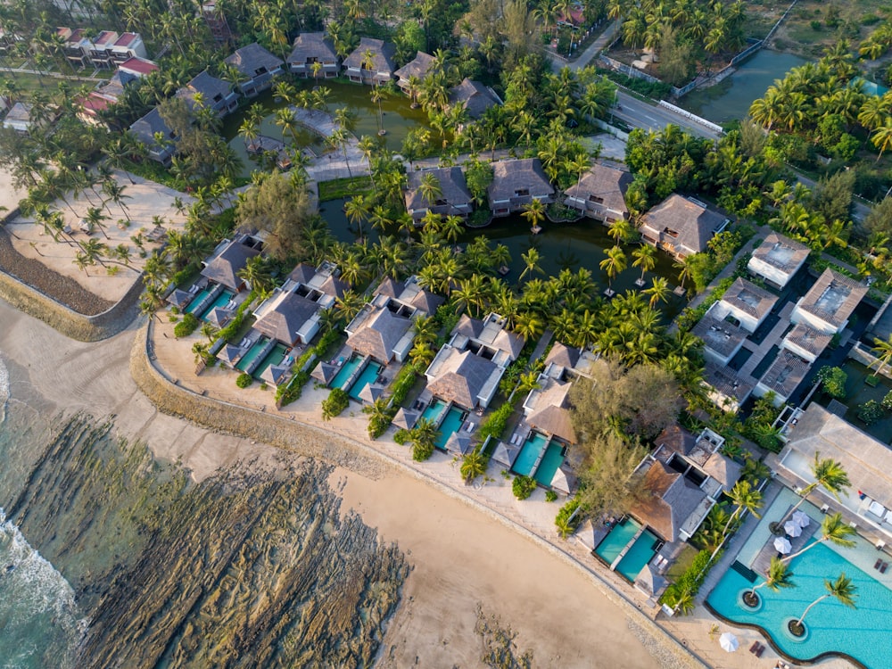 Vista aérea da costa com casa