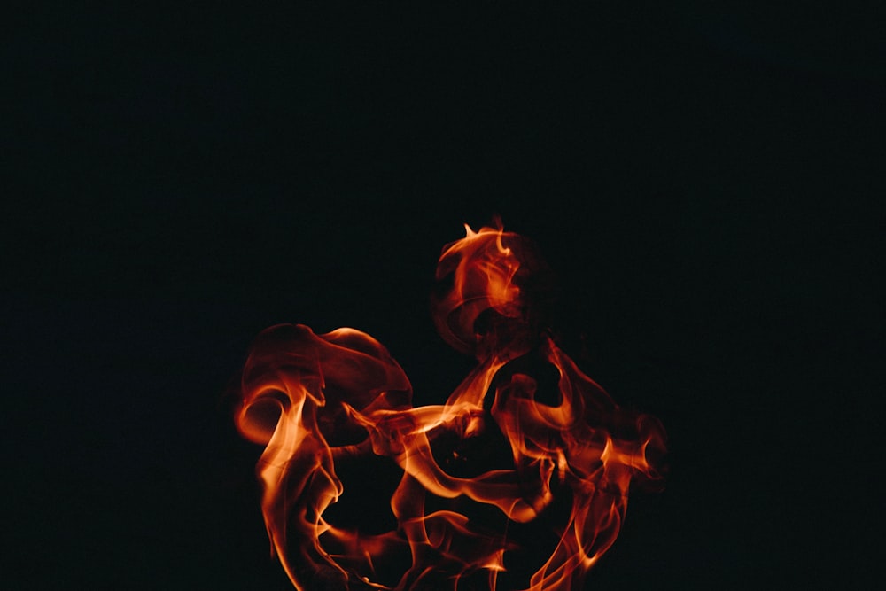 foto del fuoco durante il buio