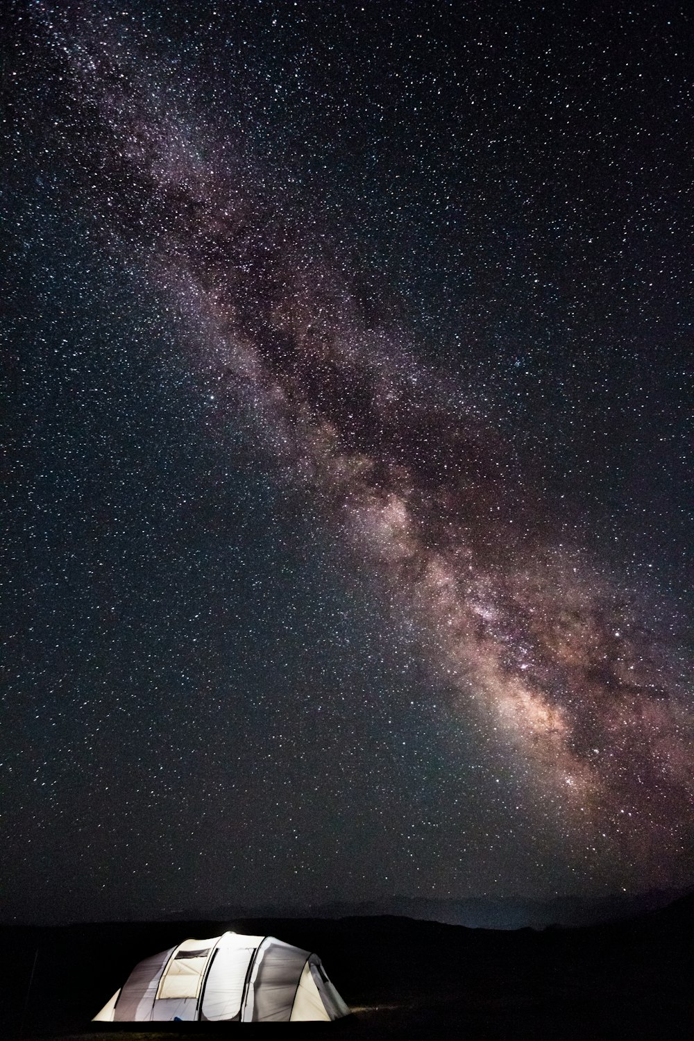 Weißes und schwarzes Campingzelt in der Nacht