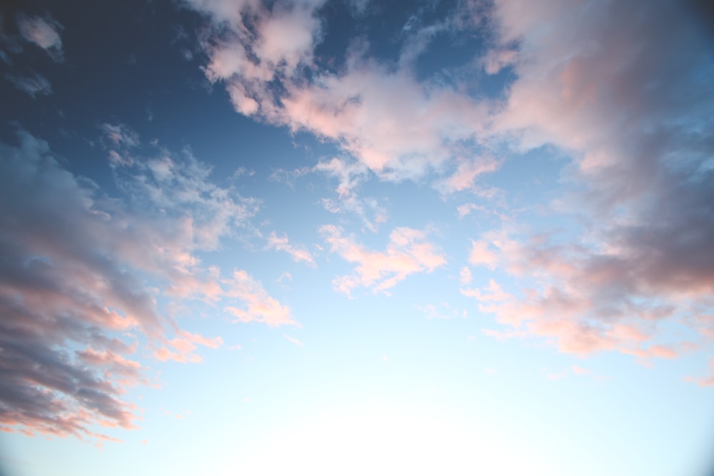 파란색과 흰색 흐린 하늘의 하이 앵글 사진