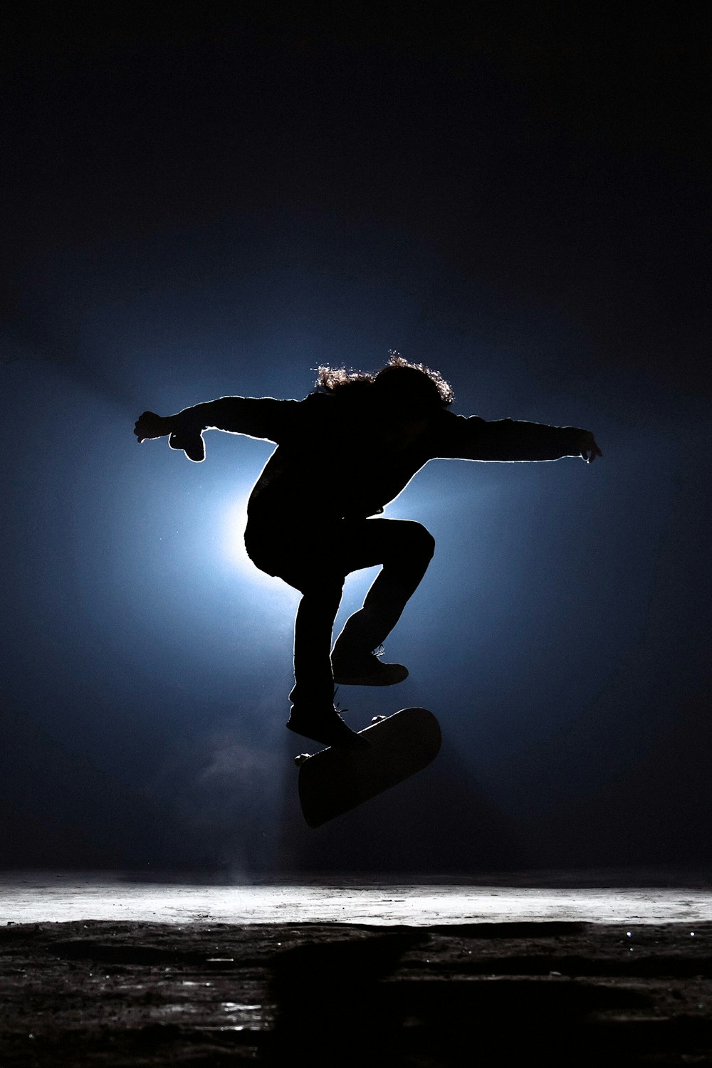 Foto di un uomo che gioca con lo skateboard