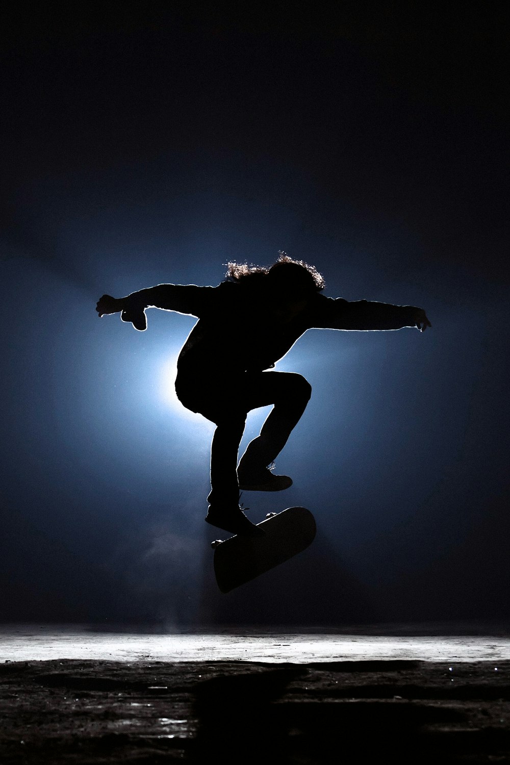 スケートボードをしている男性の写真