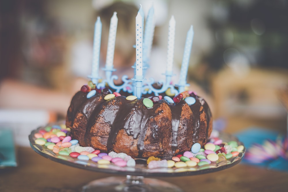 Fotografia de foco raso do bolo de aniversário