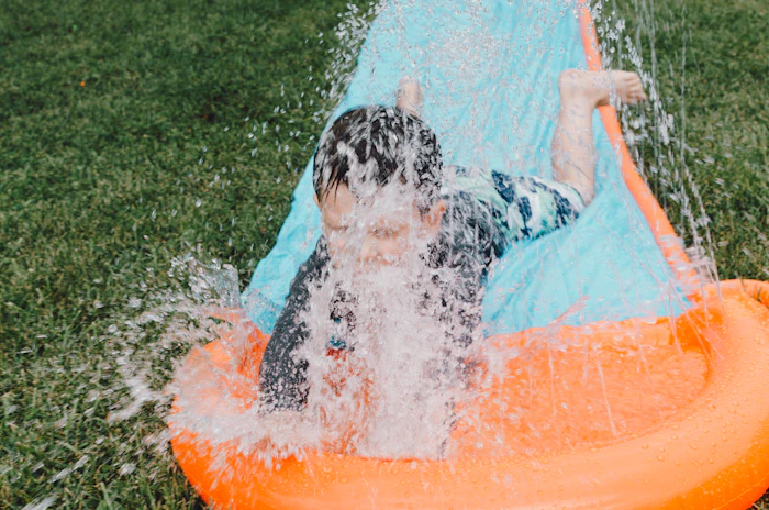 Niños jugando con agua (foto de stock temporal)