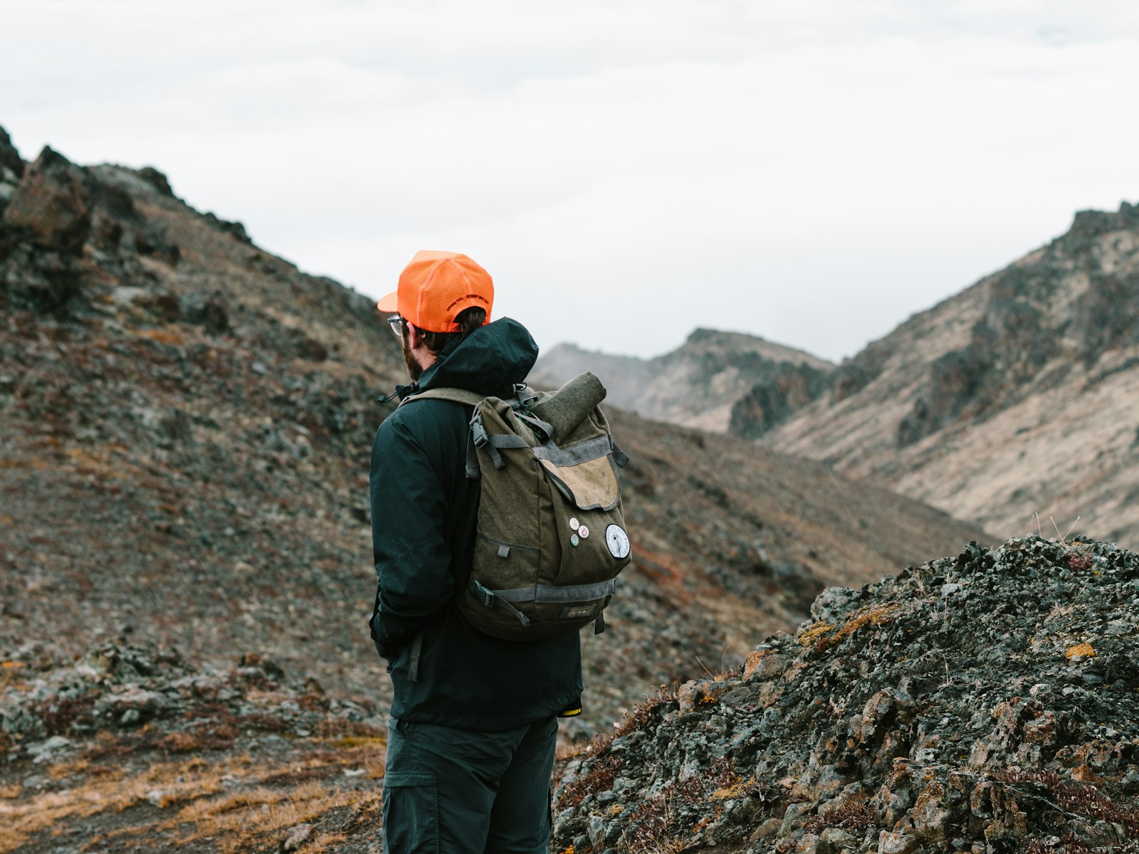 Sony a7R II + Sony FE 70-200mm F2.8 GM OSS sample photo. Man standing on grey photography