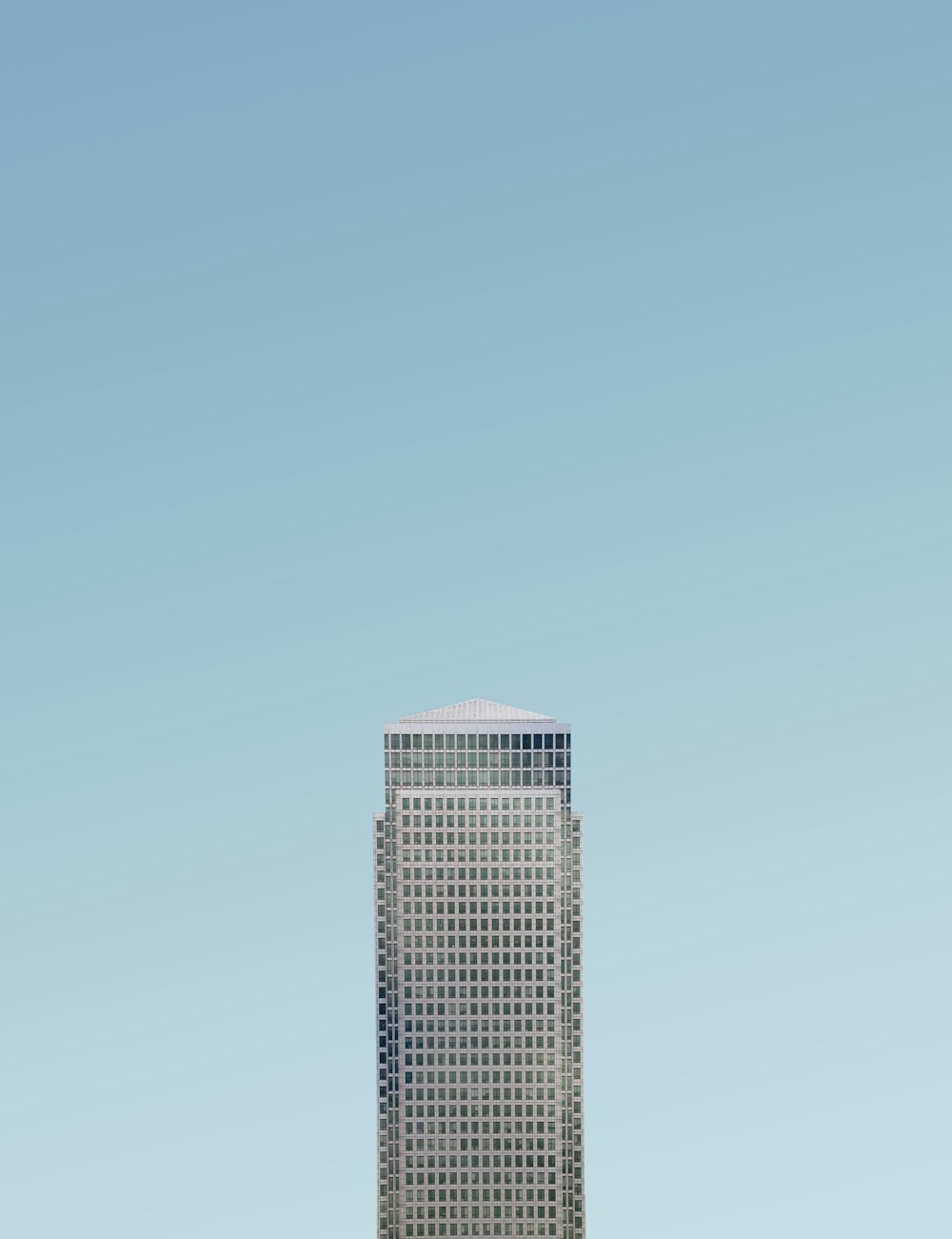 edifício alto branco