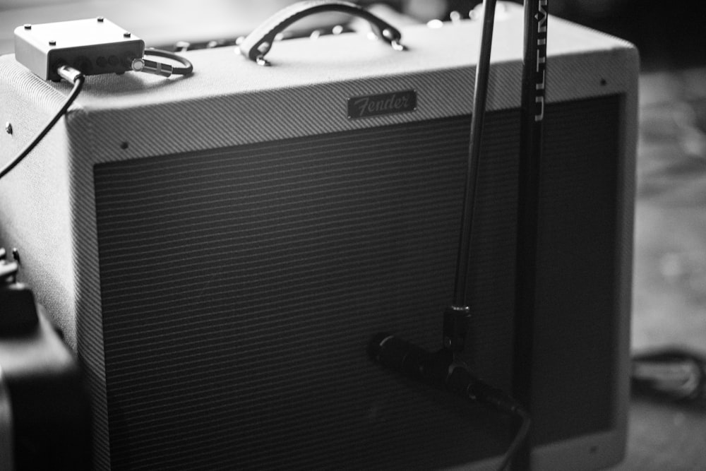 fotografia em tons de cinza do amplificador da guitarra