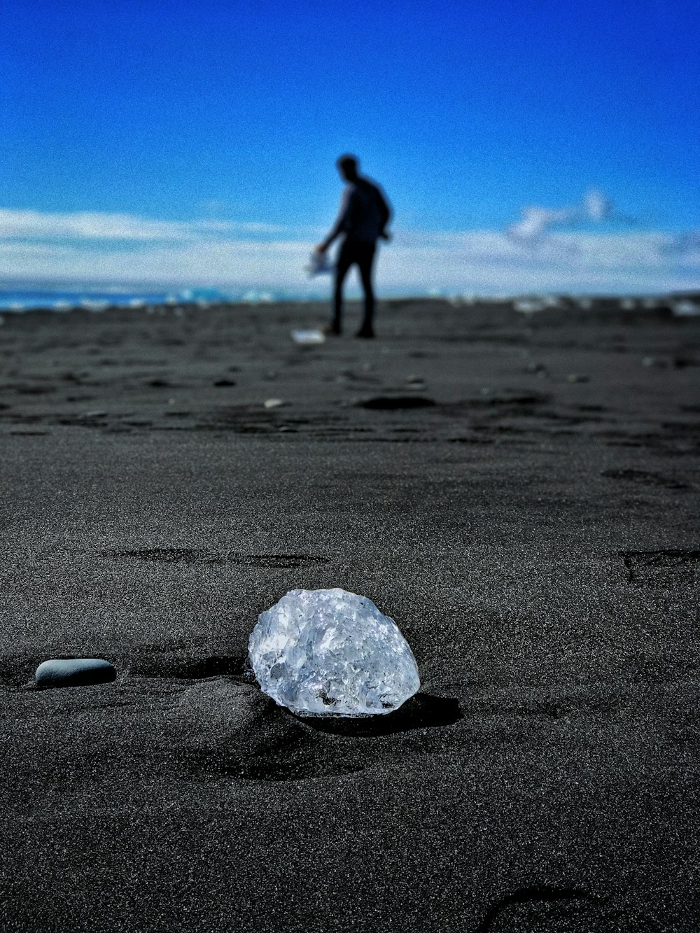 Piedra preciosa clara redonda en el suelo