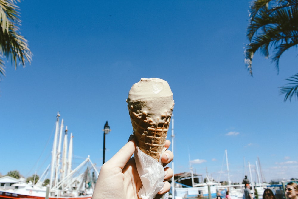 Person mit Eis in der Hand