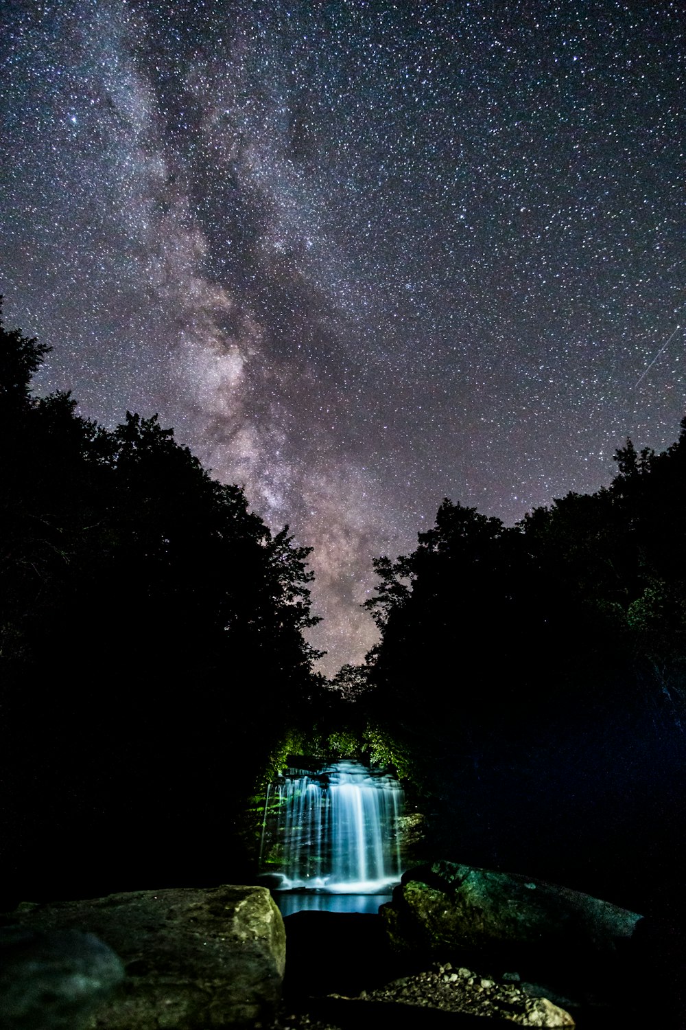 Cascate sotto la notte stellata