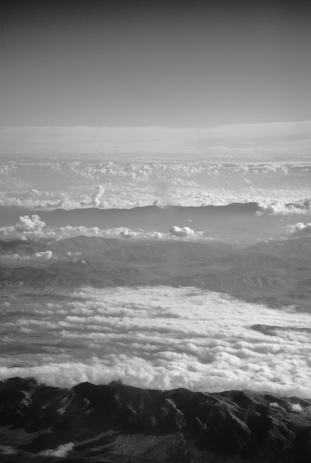 Foto en escala de grises de las nubes