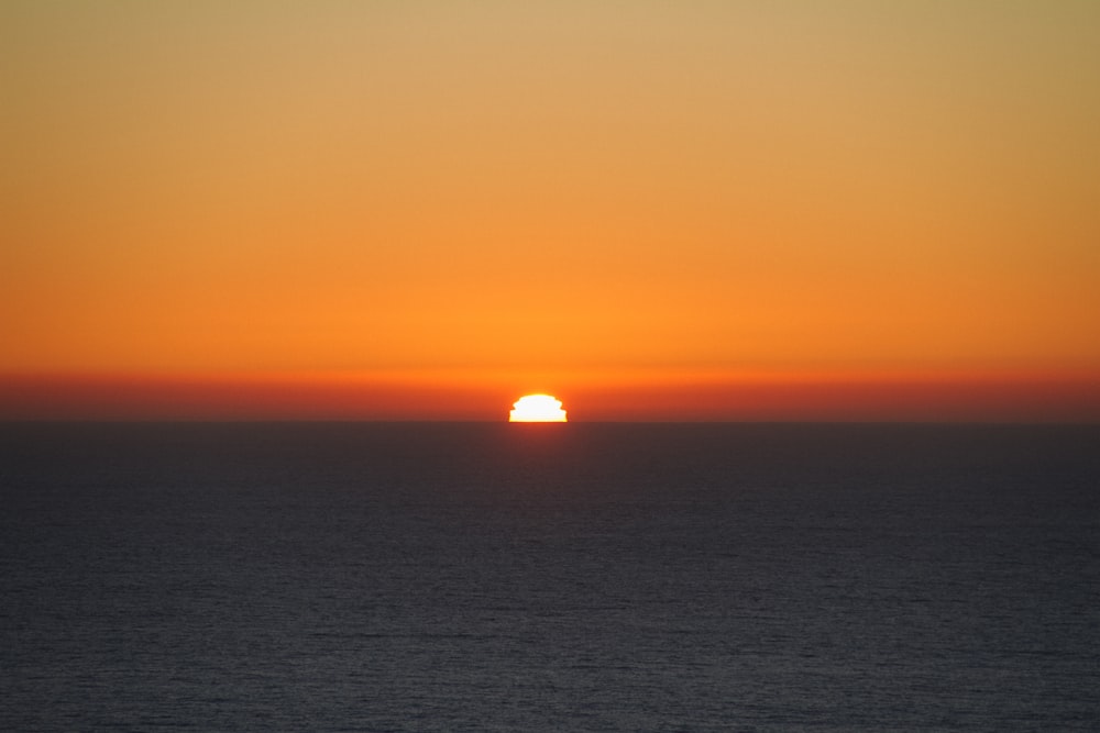 photo of twilight hour and horizon