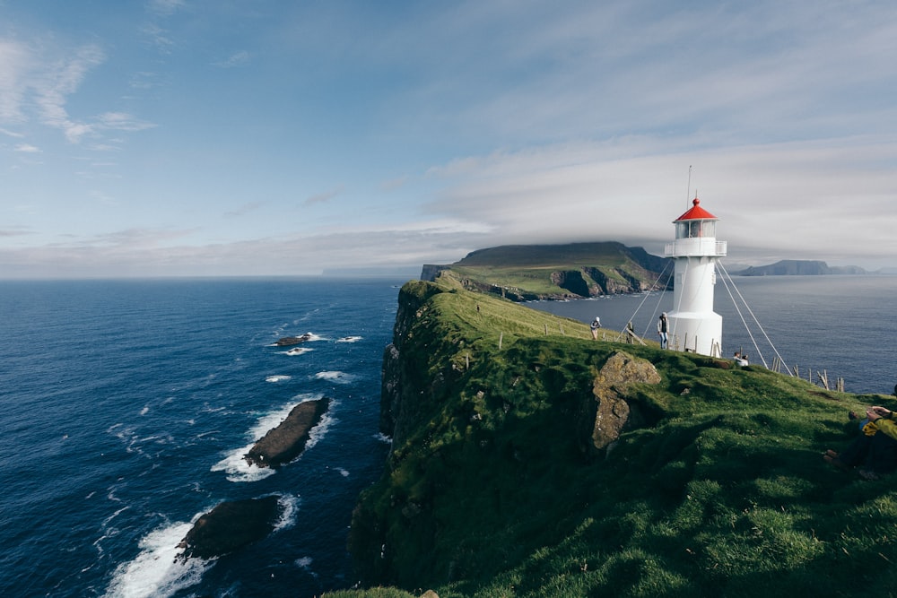 Phare près d’un plan d’eau