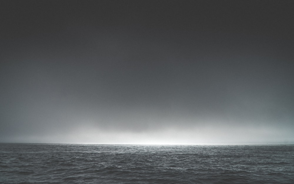 Fotografía en escala de grises del océano