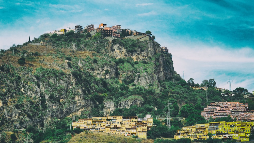 fotografia di paesaggio di strutture in calcestruzzo sulla cima della montagna