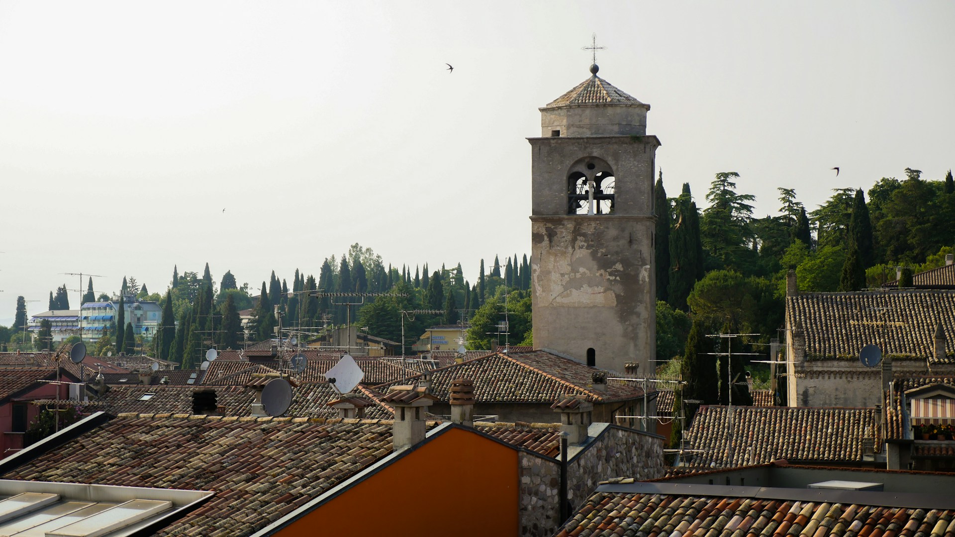 black and white bed linen