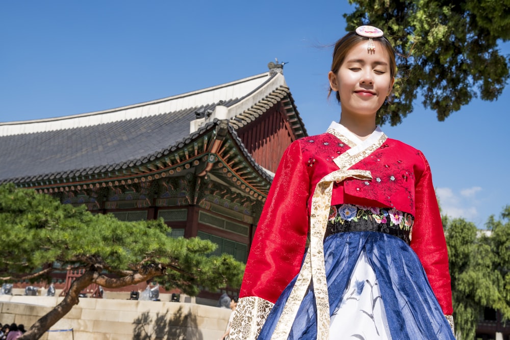 mujer con vestido tradicional coreano