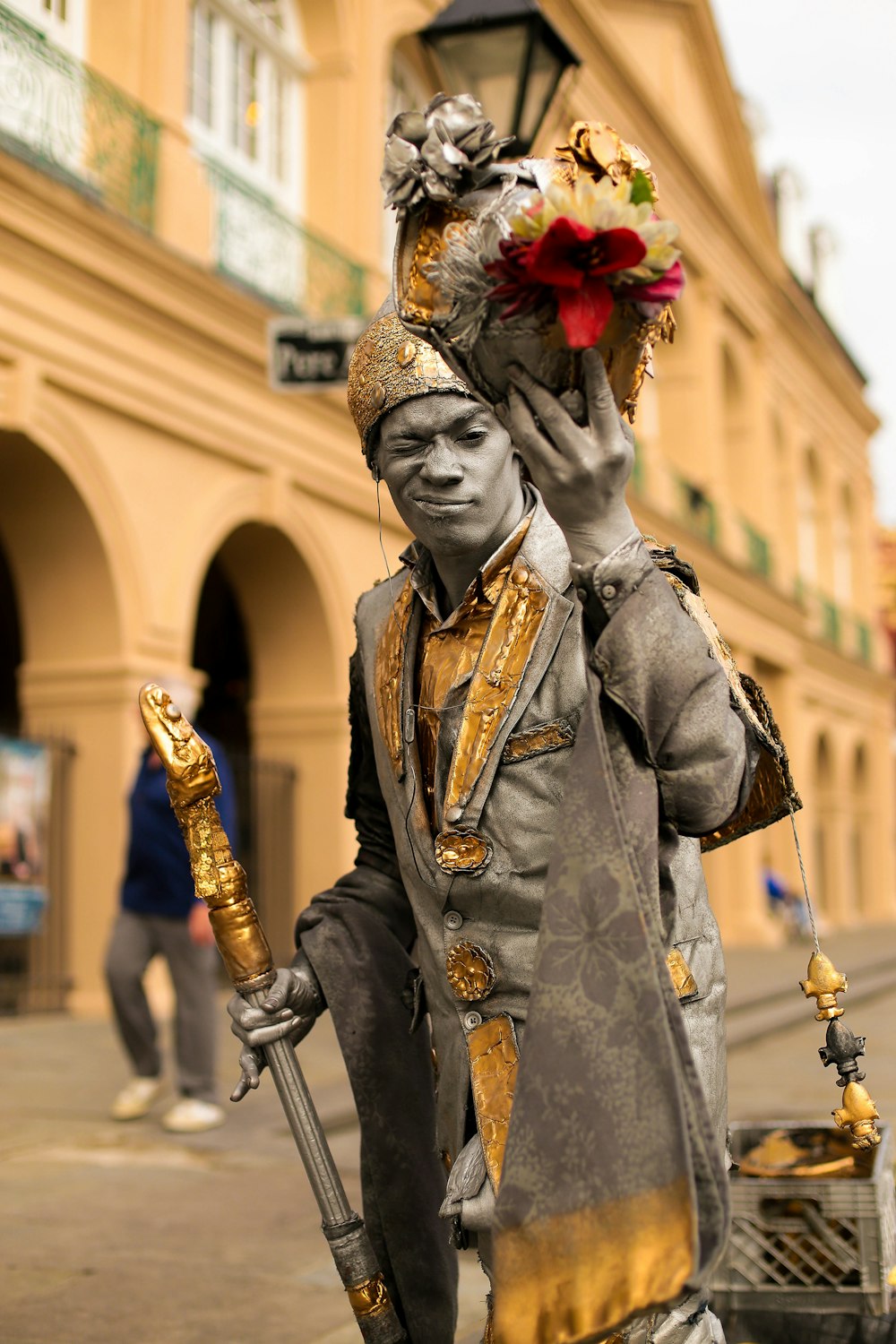fotografía de enfoque selectivo de hombre sosteniendo ramo de flores de colores variados