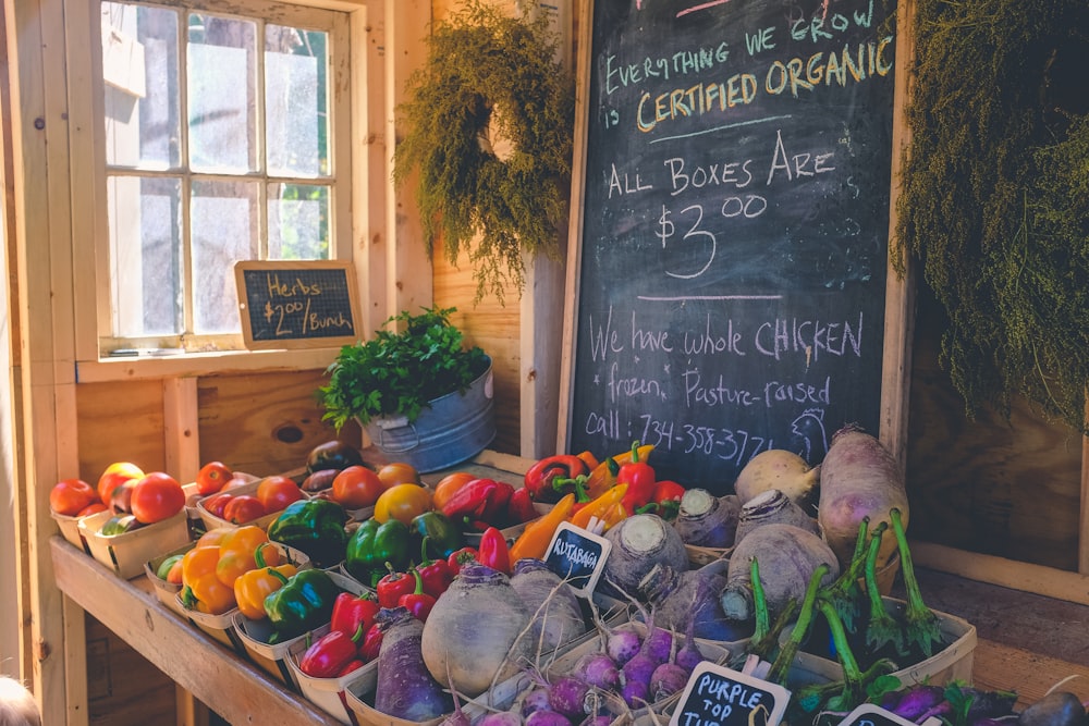 Exhibición de variedad de verduras con señalización orgánica certificada