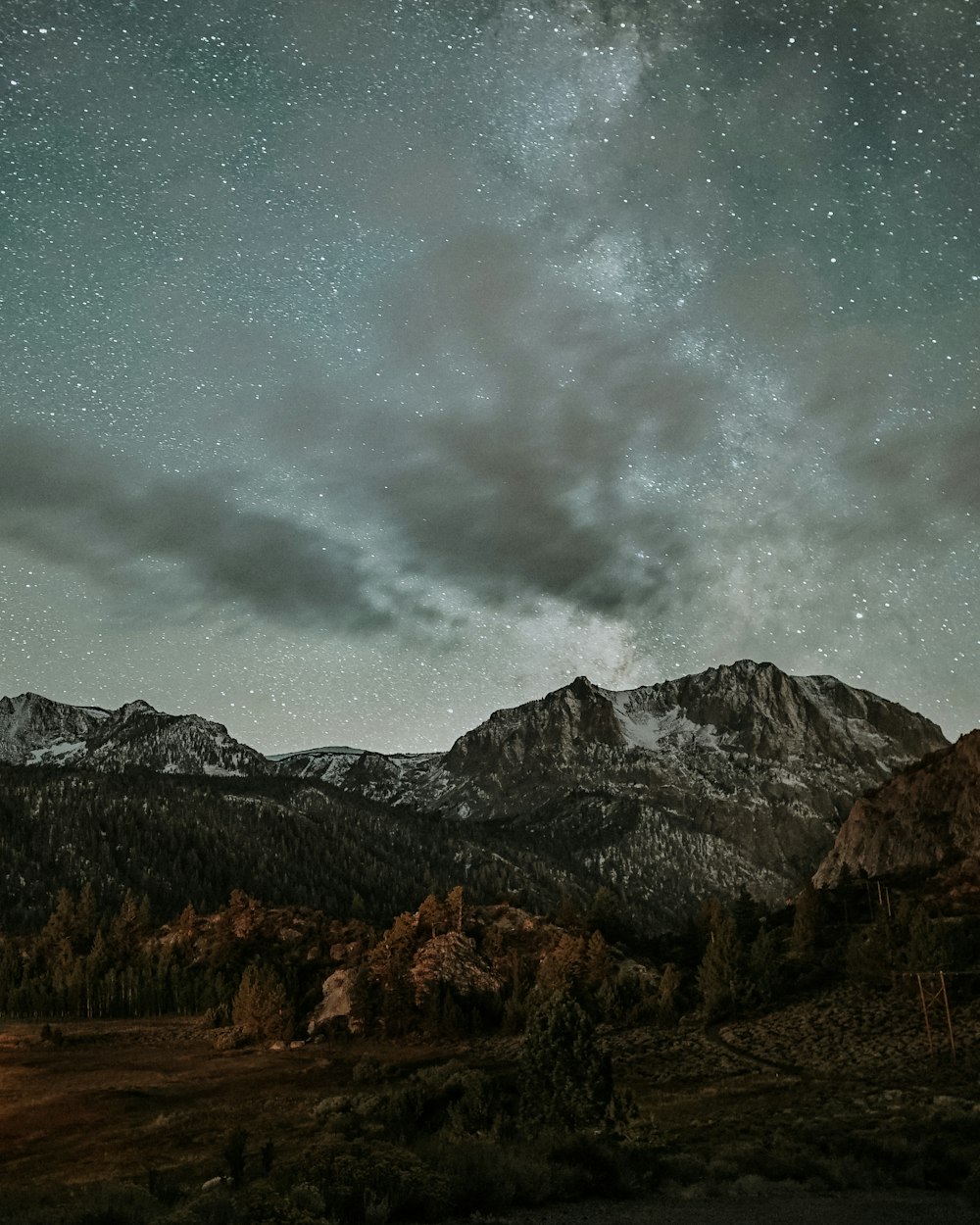 fotografia de paisagens de montanhas e estrelas