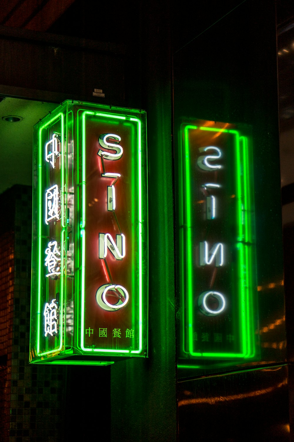 Insegne al neon sinogene durante le ore notturne