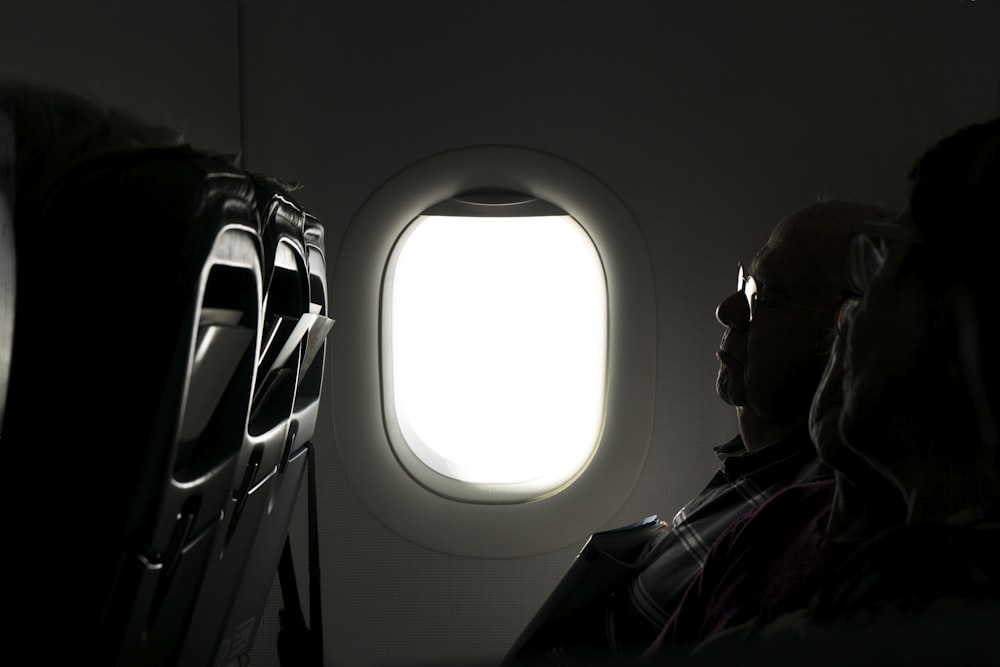 비행기 안에 앉아있는 두 사람
