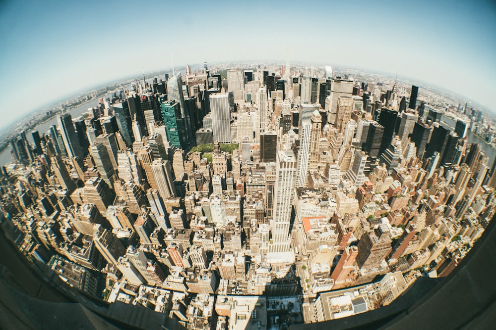 Fotografía con lente de ojo de pez de edificios de la ciudad