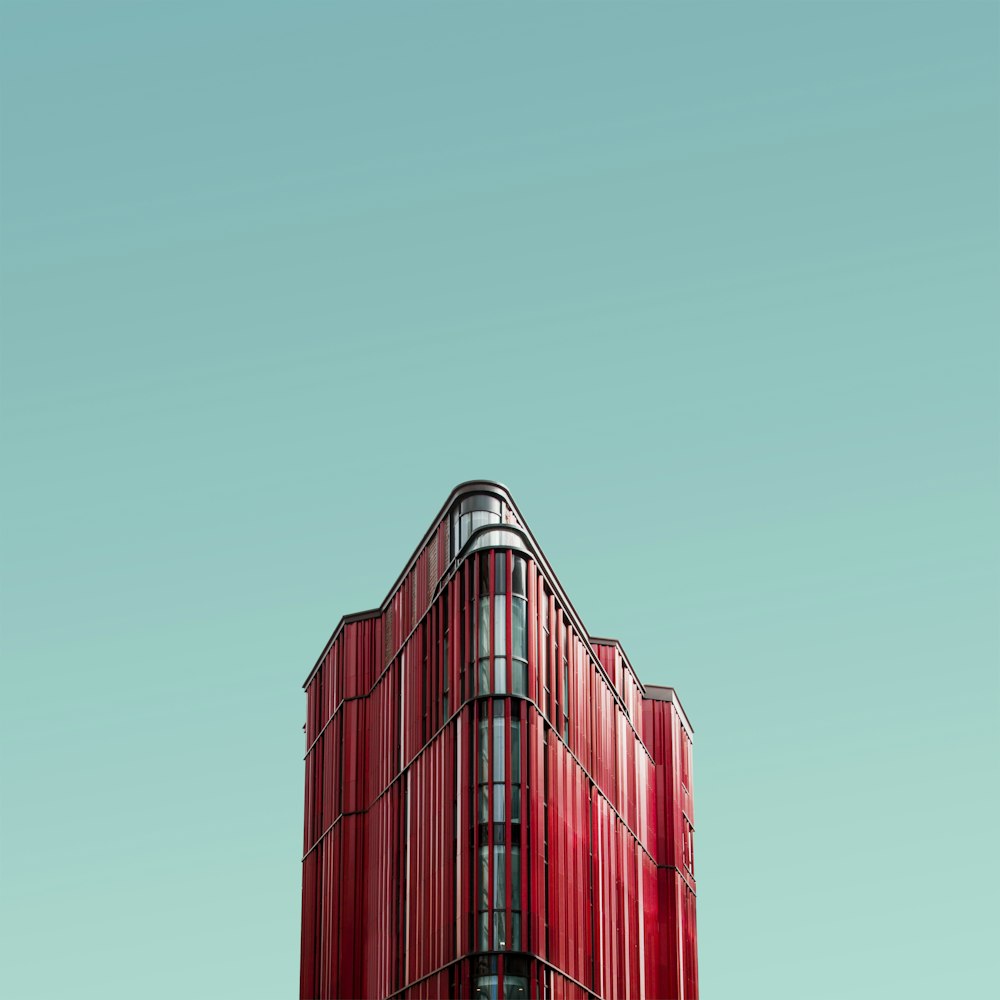 Fotografía de vista de ojo de gusano de un edificio de vidrio rojo