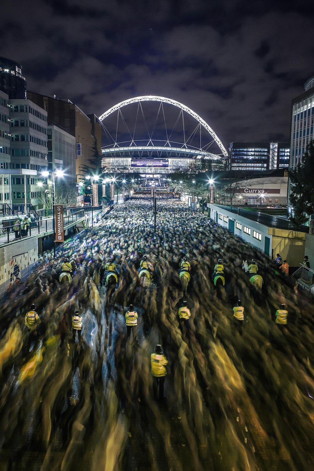 Foto panorámica de hombres montando carreras de caballos