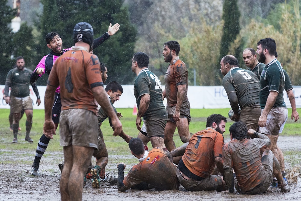 personnes jouant au football dans la boue