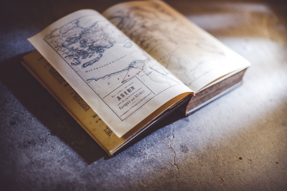 Livre ouvert sur une surface en béton gris