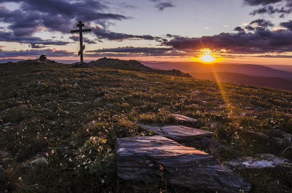 überqueren Sie ein offenes Feld bei Sonnenuntergang