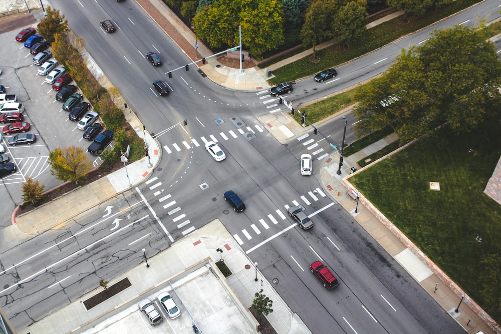 Fotografía aérea de coches en una intersección de carreteras