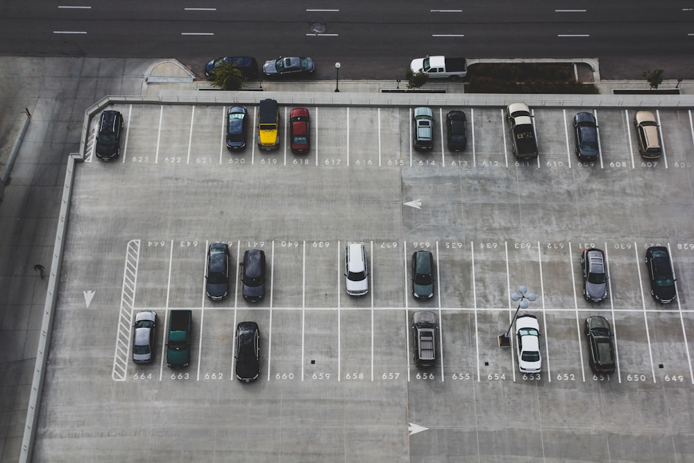 Luftaufnahme von Autos, die auf dem Parkplatz geparkt sind