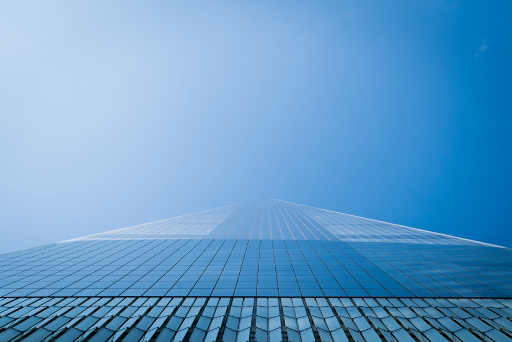 Edificio blanco y negro bajo cielo azul