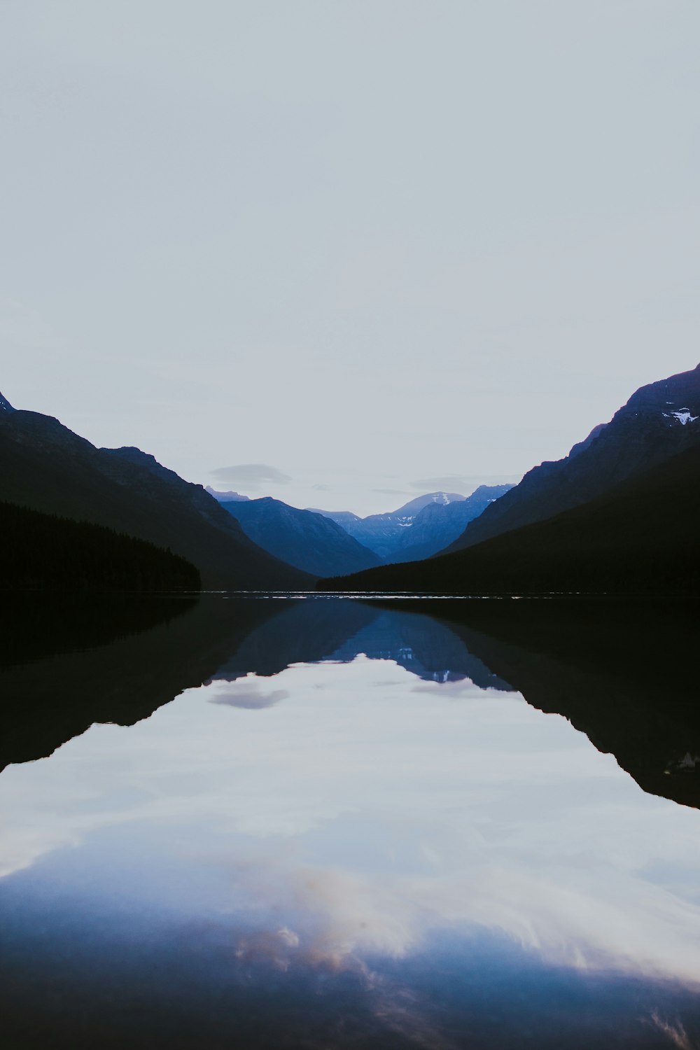 silhouette di montagne vicino allo specchio d'acqua