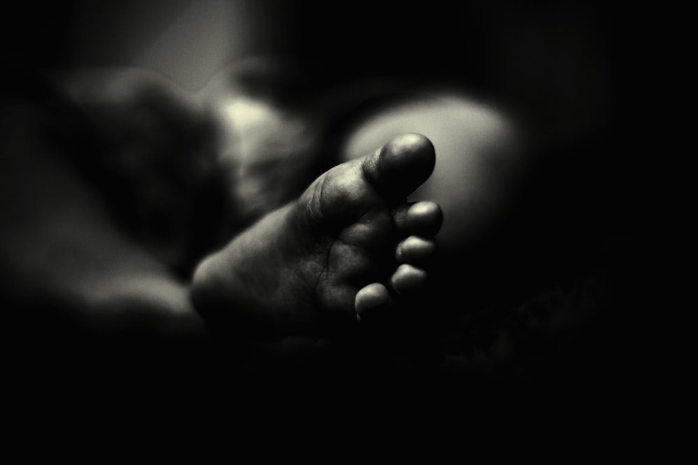Foto en escala de grises de los pies de una persona