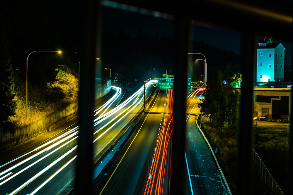 Fotografia em lapso de tempo de carros na estrada durante a noite