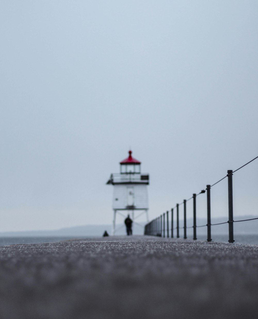 Phare blanc sous un ciel gris pendant la journée