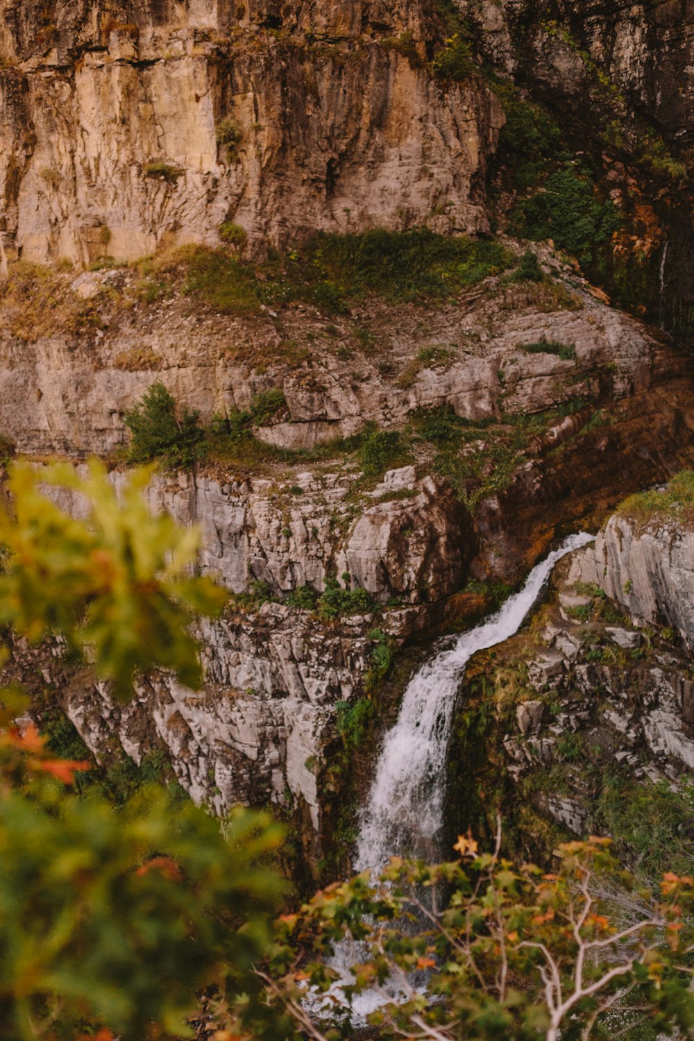 Landschaftsfoto von Bergen und Wasserfällen