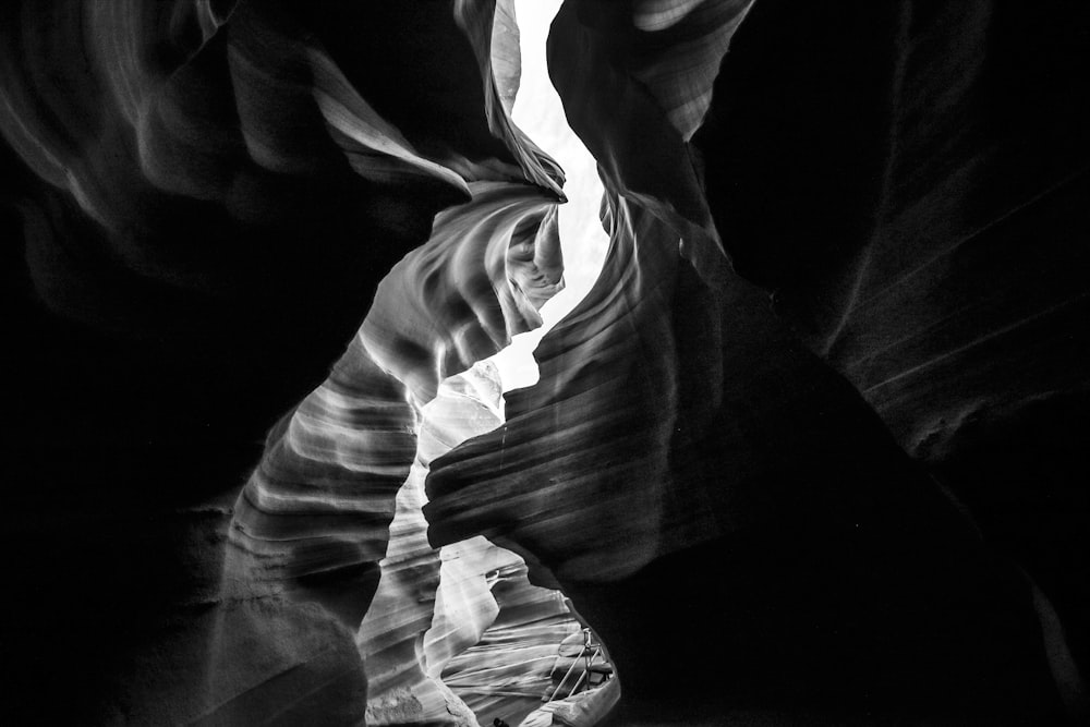 Fotografia in scala di grigi dell'Antelope Canyon