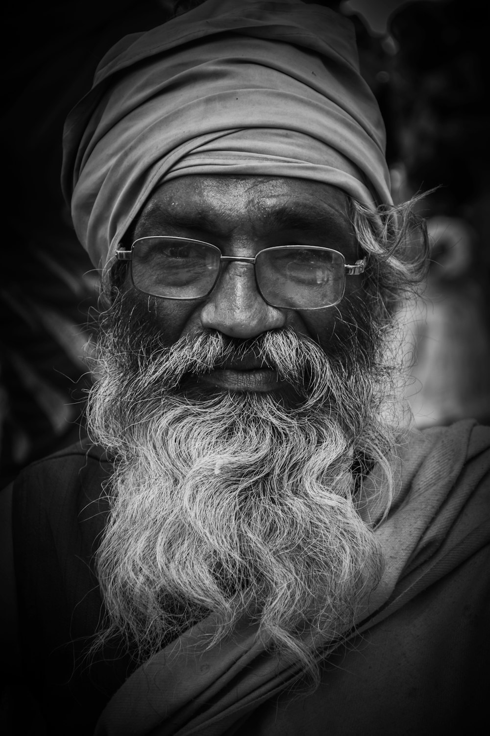 Foto en escala de grises de hombre con barba