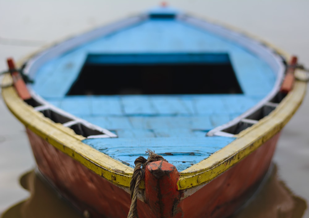 茶色と青の木製ボートのクローズアップ写真