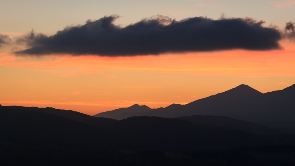 Silhouettenfoto des Berges zur goldenen Stunde
