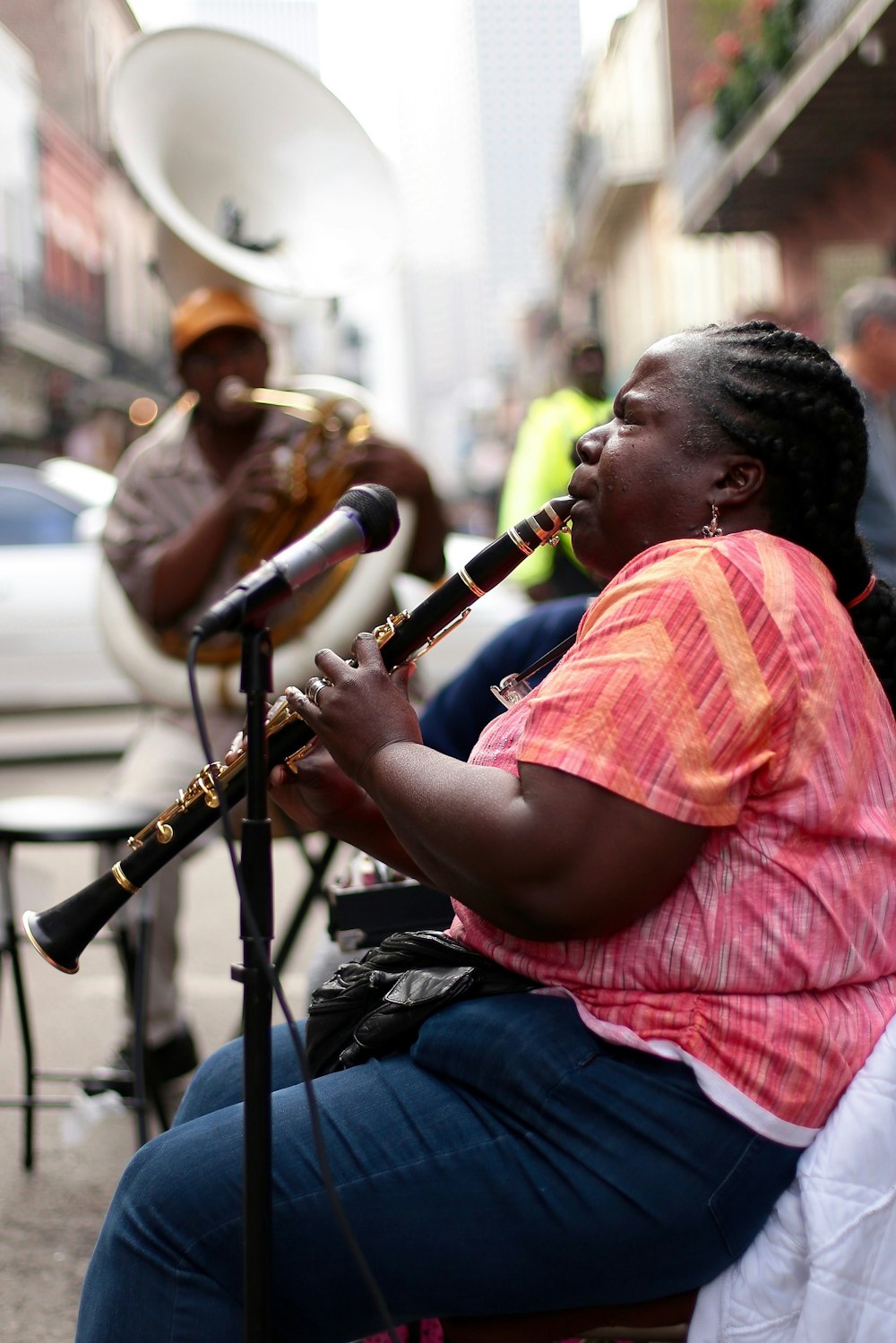 donna che usa il clarinetto nero